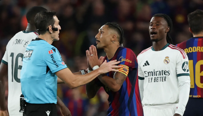 Did the Clásico referee overlook sending off a Barcelona star? Did the Clásico referee overlook sending off a Barcelona star?
